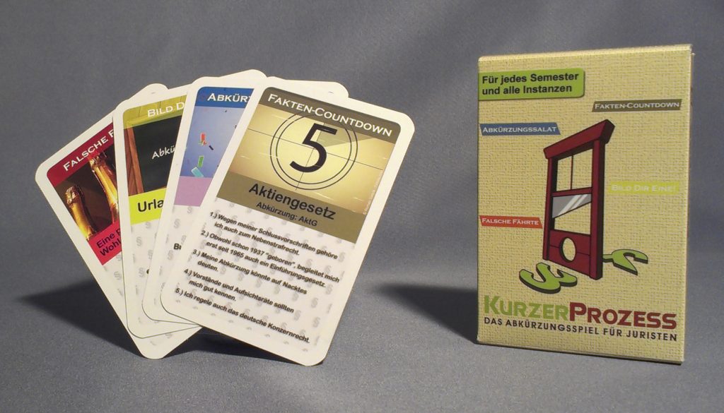 Kurzer Prozess – ein tolles Geschenk für Studenten und Juristen - Eine nahaufnahme von text auf einem weißen hintergrund - Rechtsanwalt
