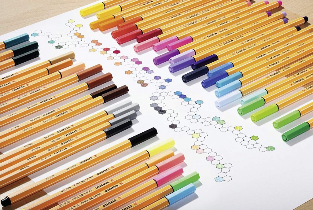 Den Rotstift immer griffbereit: Fineliner für Lehramt Studenten - Ein Bleistift auf einem Tisch - Stabilo Point 88
