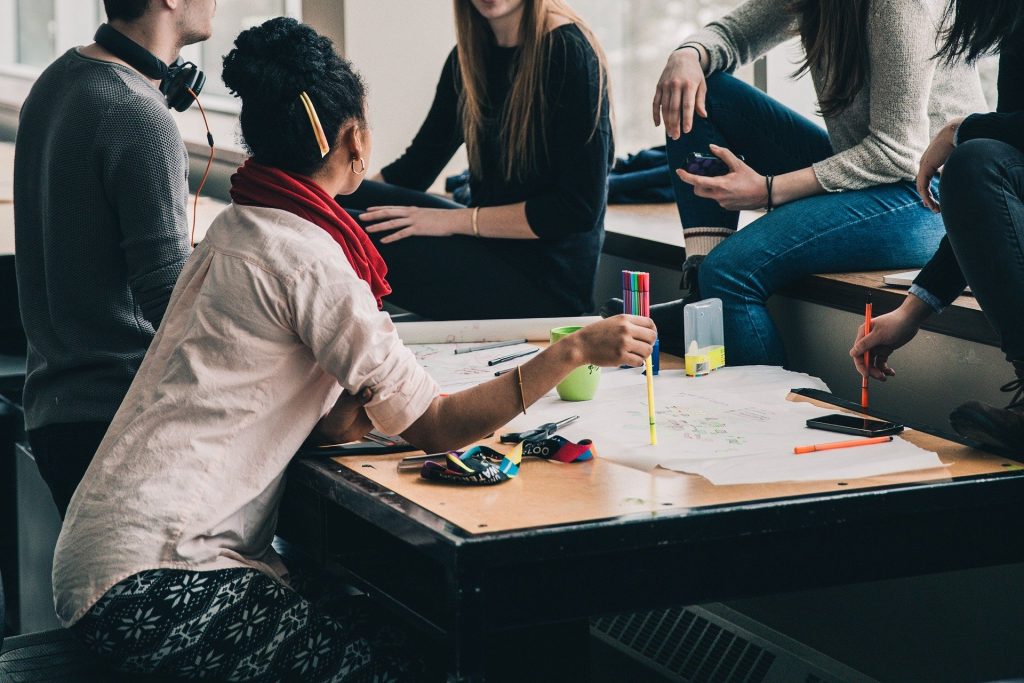 Studenten bei der Projektarbeit im Studium