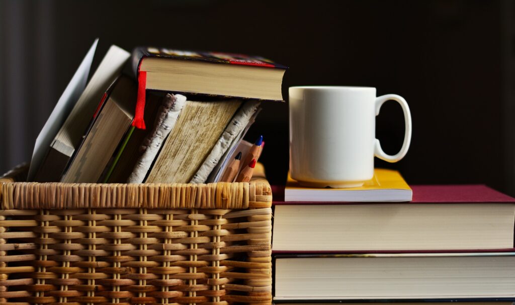 Tasse mit Büchern